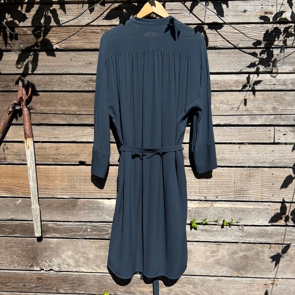 Vince Long sleeve silk shirt dress w/belt in Navy - Size M - Picture 3 of 10